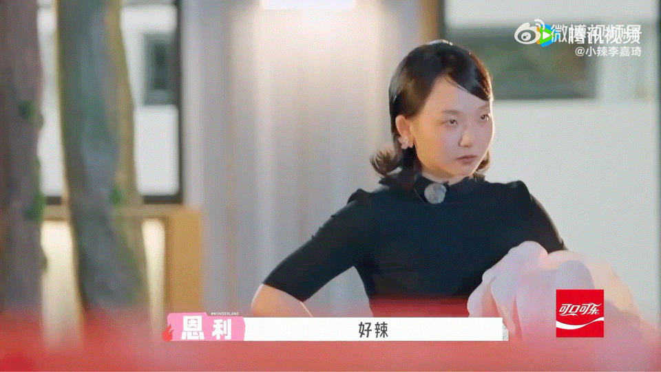 李嘉琦桃花坞走秀把鞋脱了李嘉琦走秀把鞋脱了本以为是端庄精致的坞内时装大秀，结果李