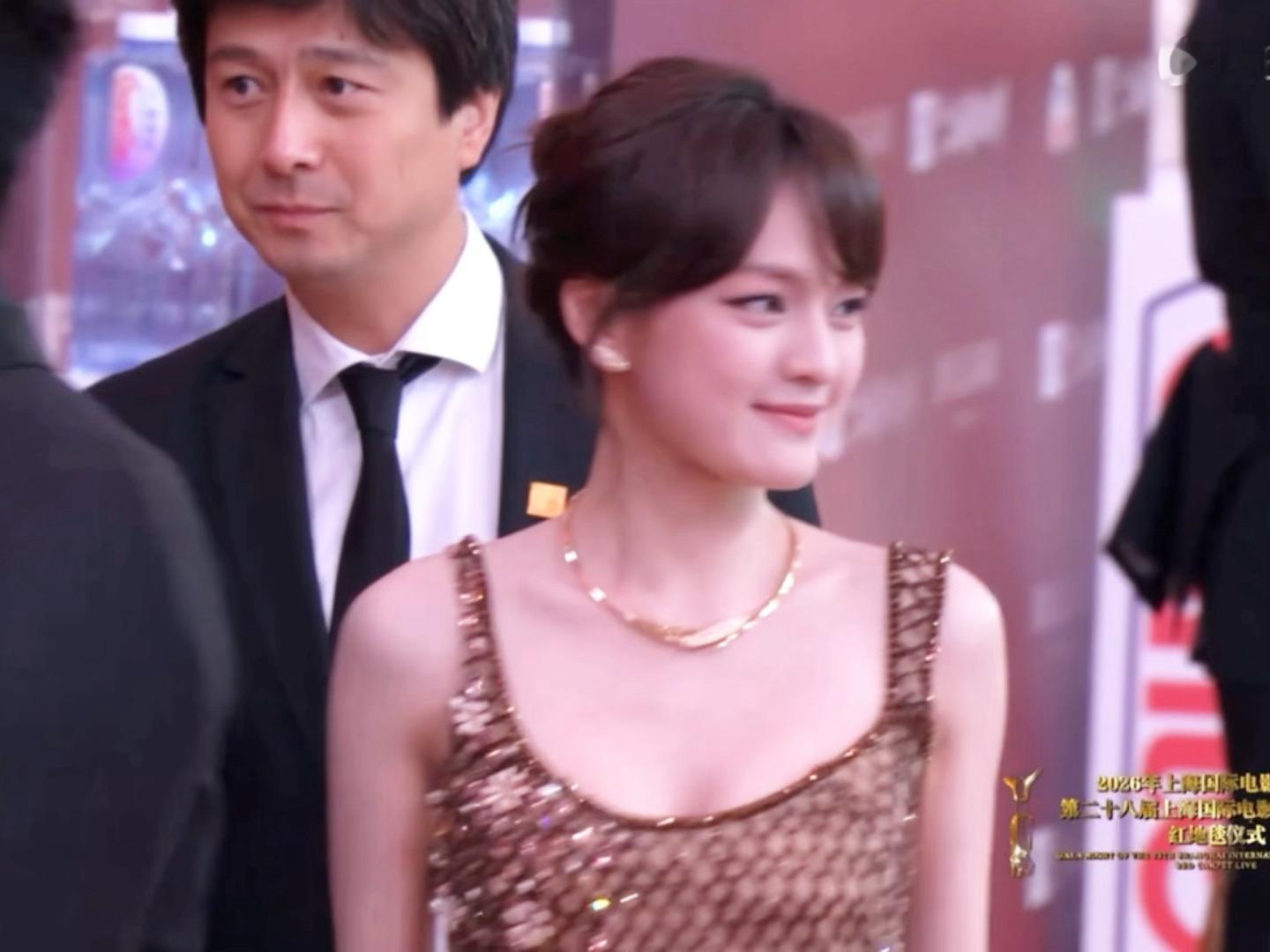 第二套像小猫一样🐱文淇红毯第二套 文淇金色闪片裙