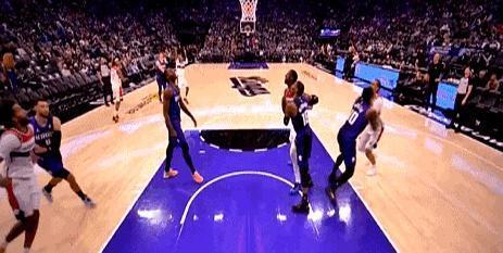 1月16号，国王主场打奇才，第三节。
 
德罗赞篮下卡位，被新秀George一把