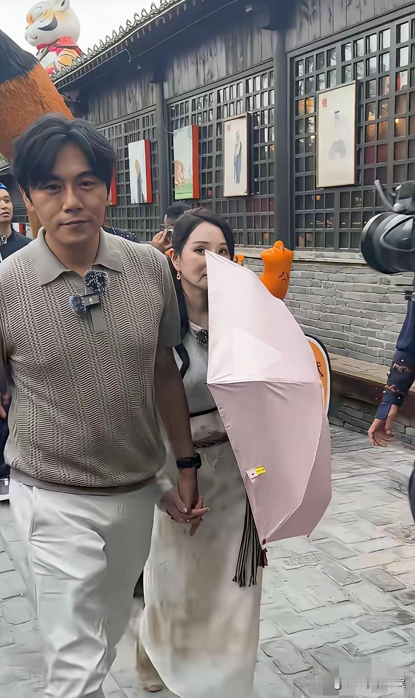 同台不可怕，谁扭捏谁尴尬，伊能静日常发的朋友圈图片挺好看的，没想到参加节目竟老拿