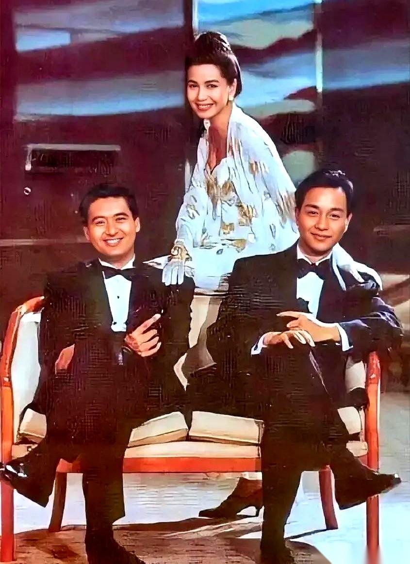 一张老照片，周润发，张国荣，旁边站着钟楚红。
两个王牌杵在前面，镜头对准，但中间
