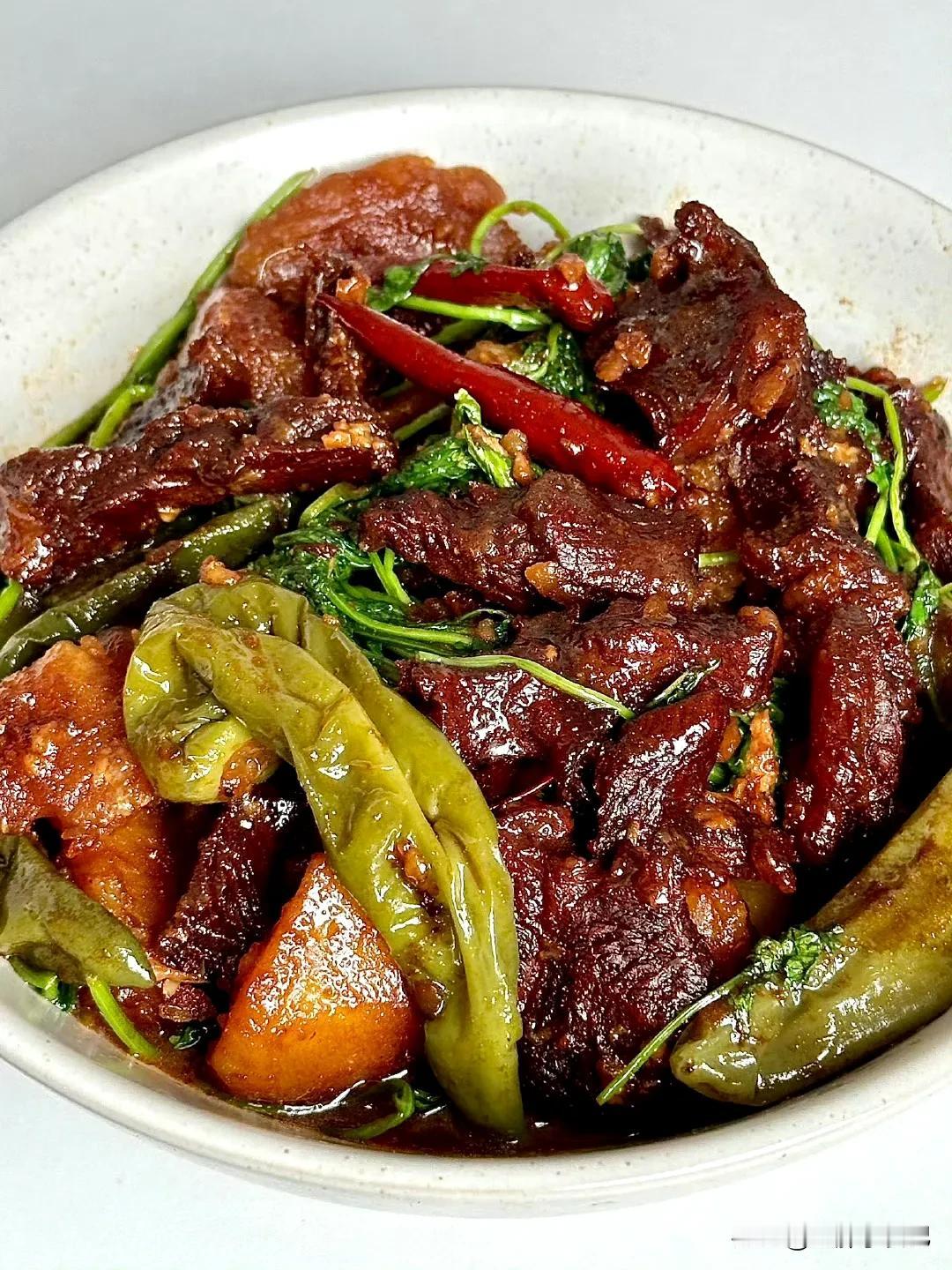 #秋分节气美食#辣椒红烧牛肉土豆，真的给我上头了，满屋飘香，色泽浓郁的，开锅就直