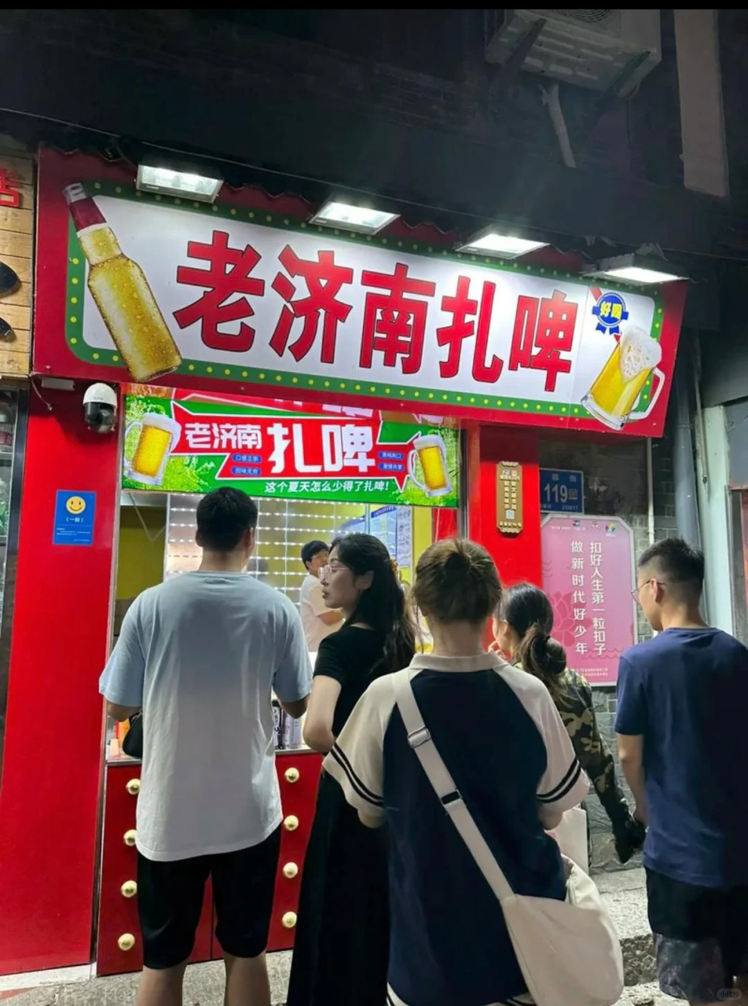 昨晚在女哥们儿家喝多了，逛了逛芙蓉街 看着熙熙攘攘的古建筑， 突然冒出...