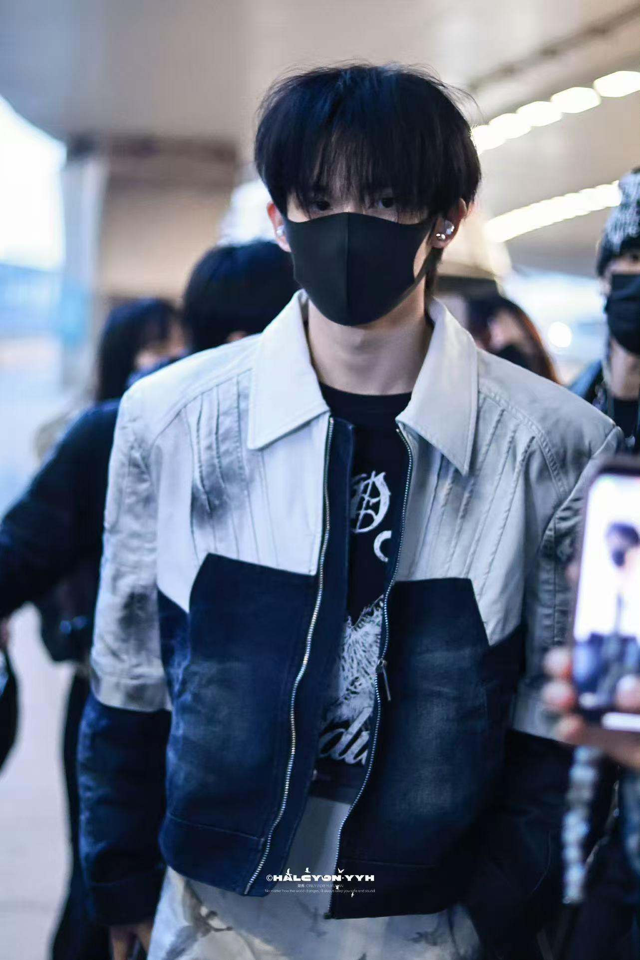 余宇涵肩宽刷到这个词条直接DNA动了！这肩宽简直是天选衣架吧，穿什么版型的衣服都