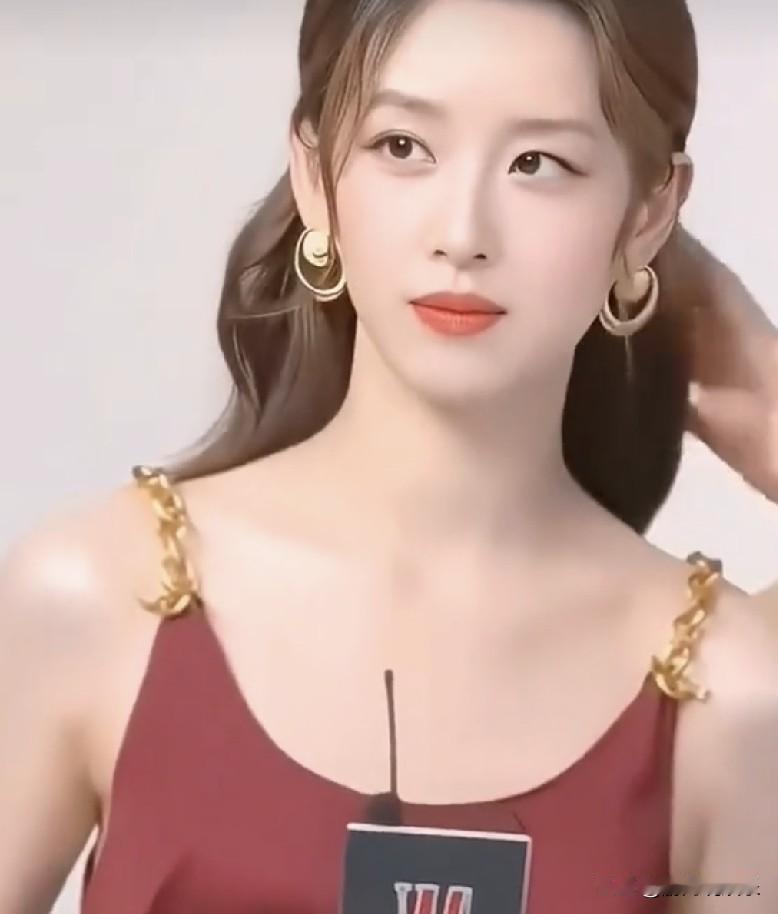 戛纳红裙封神！章泽天豪门松弛感美到失语
 
2026戛纳电影节，章泽天一袭香奈儿