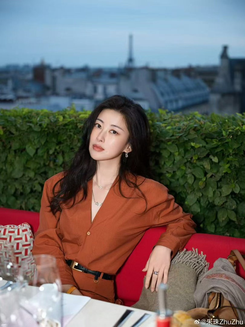 朱珠朱珠好绝的妈咪气质朱珠褪去镜头前的冷艳风情，身为妈妈多了柔和烟火气。举止优雅