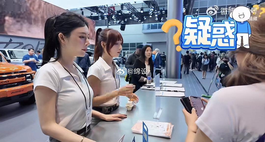 00后北京车展领鸡蛋北京车展趣味名场面！00后花式打卡欢乐不断，治愈日常氛围感十