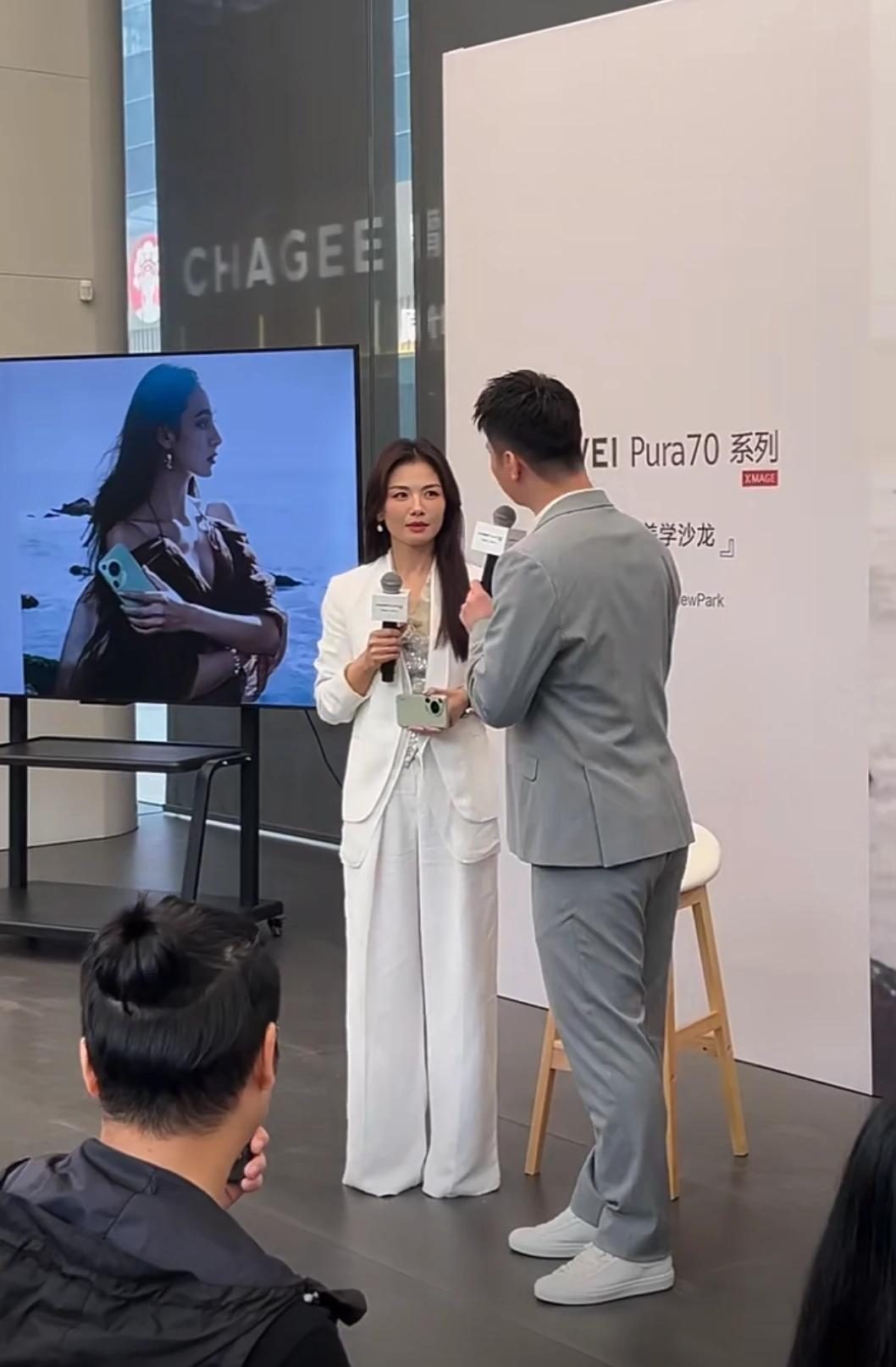 刘涛在云门参加线下活动
这姐状态真的是回春了呀
真的好美好有气质啊！
她很有自己