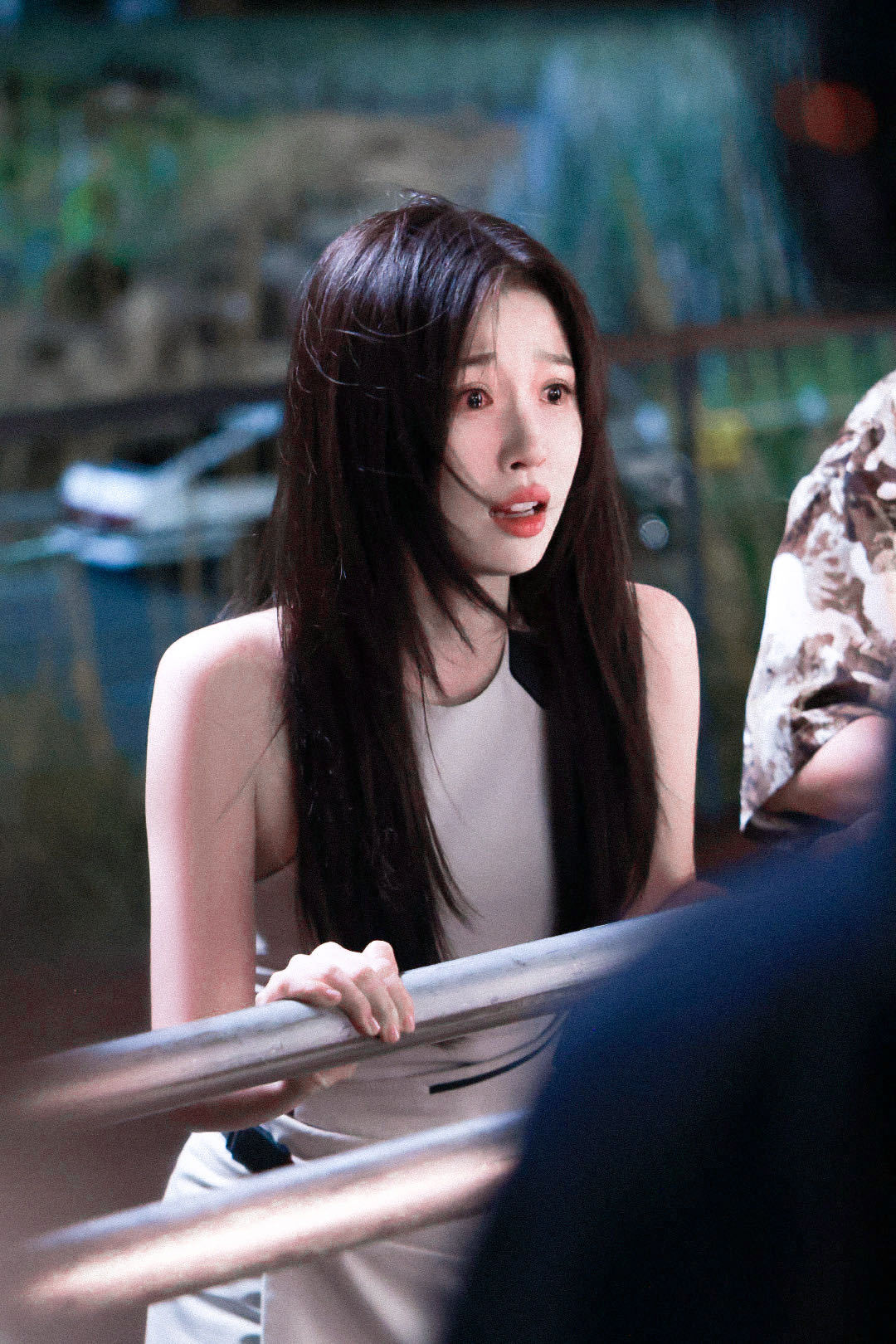 虞书欣哭戏 没人能走出今晚这场哭戏，亲眼目睹靳朝出事，崩溃到晕厥，醒来哭到不能自