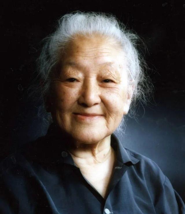 1978年，“两弹元勋”钱三强的夫人何泽慧去市场买菜，小贩看何泽慧穿着补丁衣服，