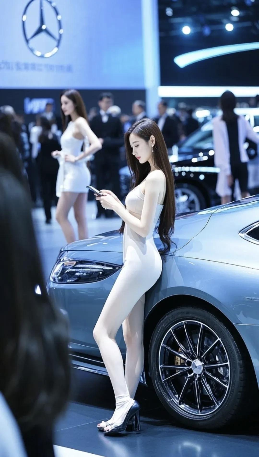 真心话茶局时尚高端车展，美女车模与豪车相映成趣，尽显奢华与魅力。
