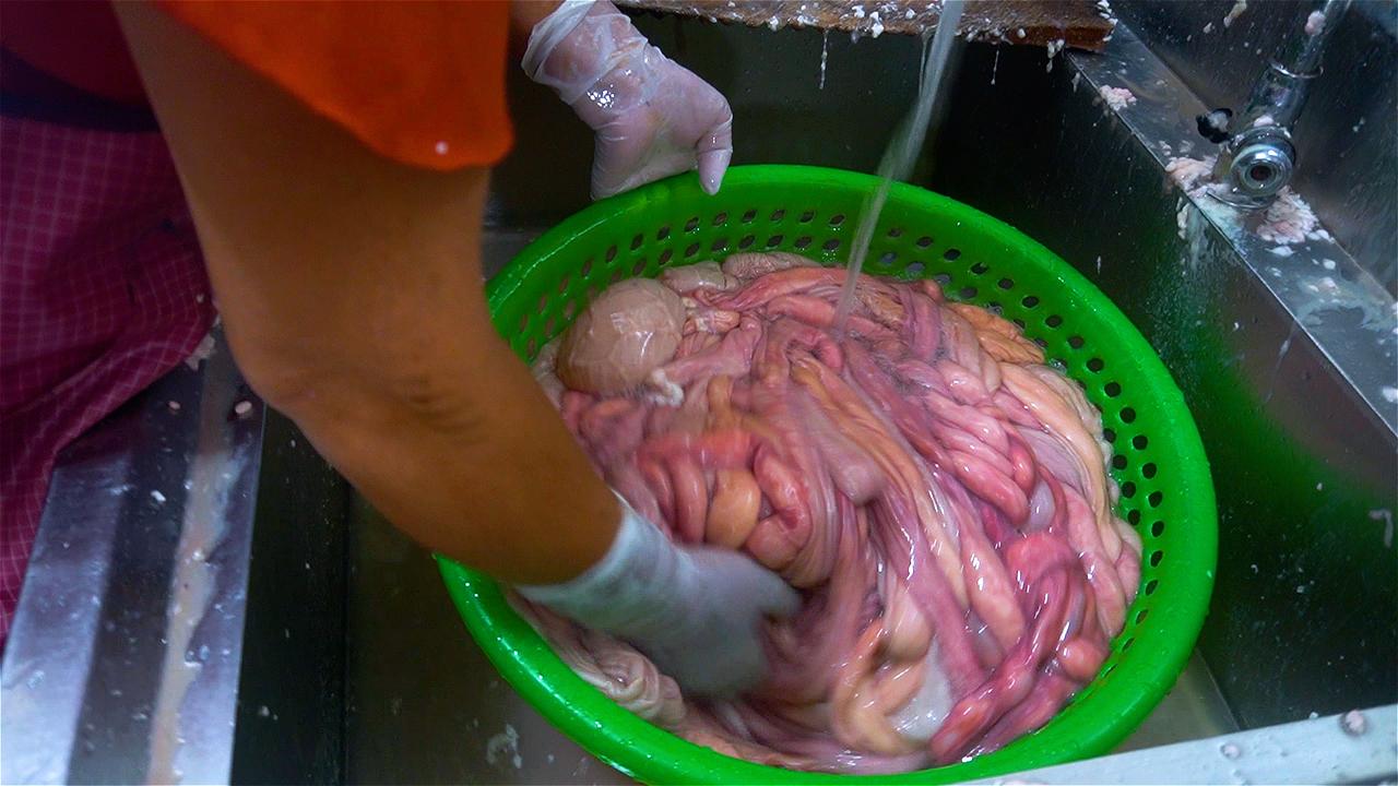 一碗牛杂汤18块，牛肉汤免费续，老顾客进门坐下先喝两碗汤暖暖胃。最绝的是牛百叶，