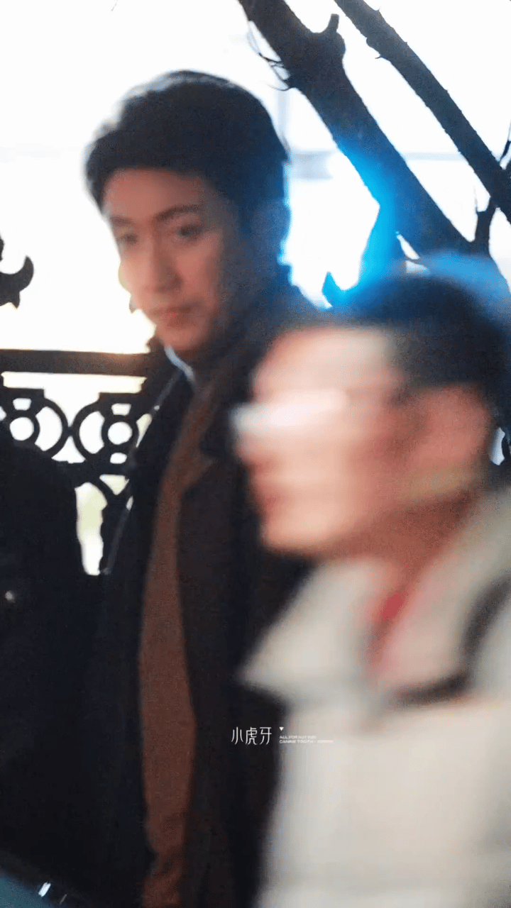 黄景瑜新剧快递服ootd 赛车服是梦想，警服是信仰，快递服是日子。黄景瑜把前三样