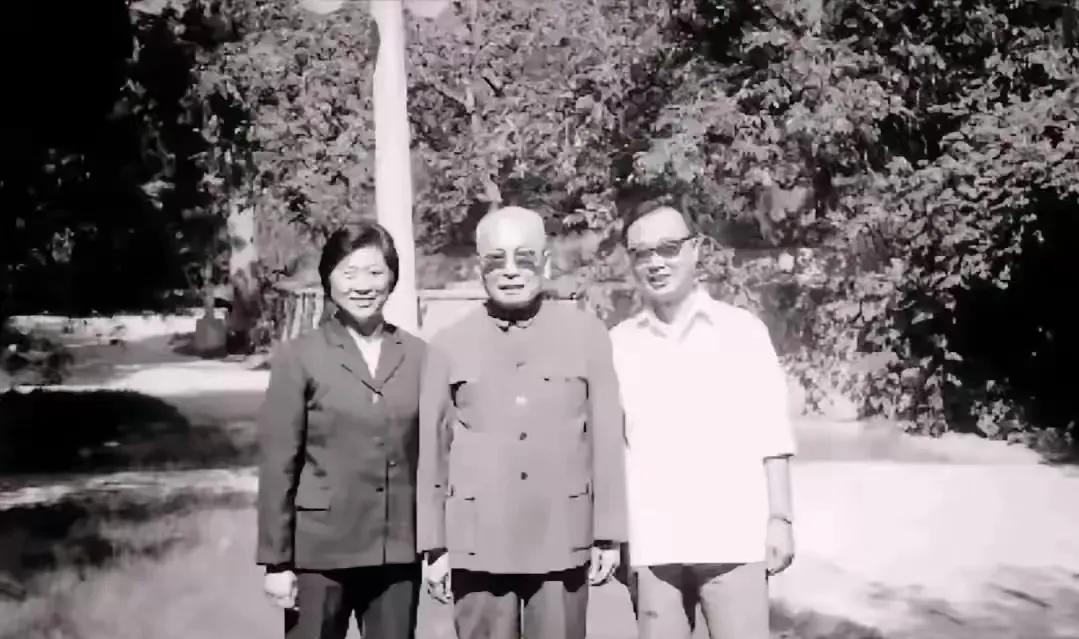 1975年，交通部部长叶飞上将刚刚上任就发现：“水运局副局长周惠能力突出，职务却
