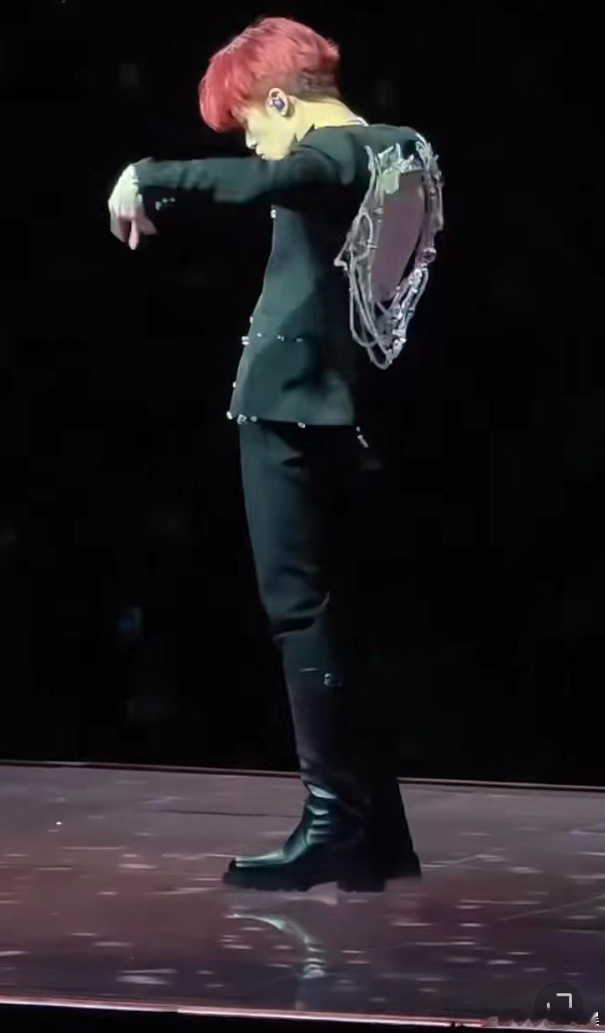 檀健次红发造型怎么评？这身材比例…超绝五五分媚娃 ​​​