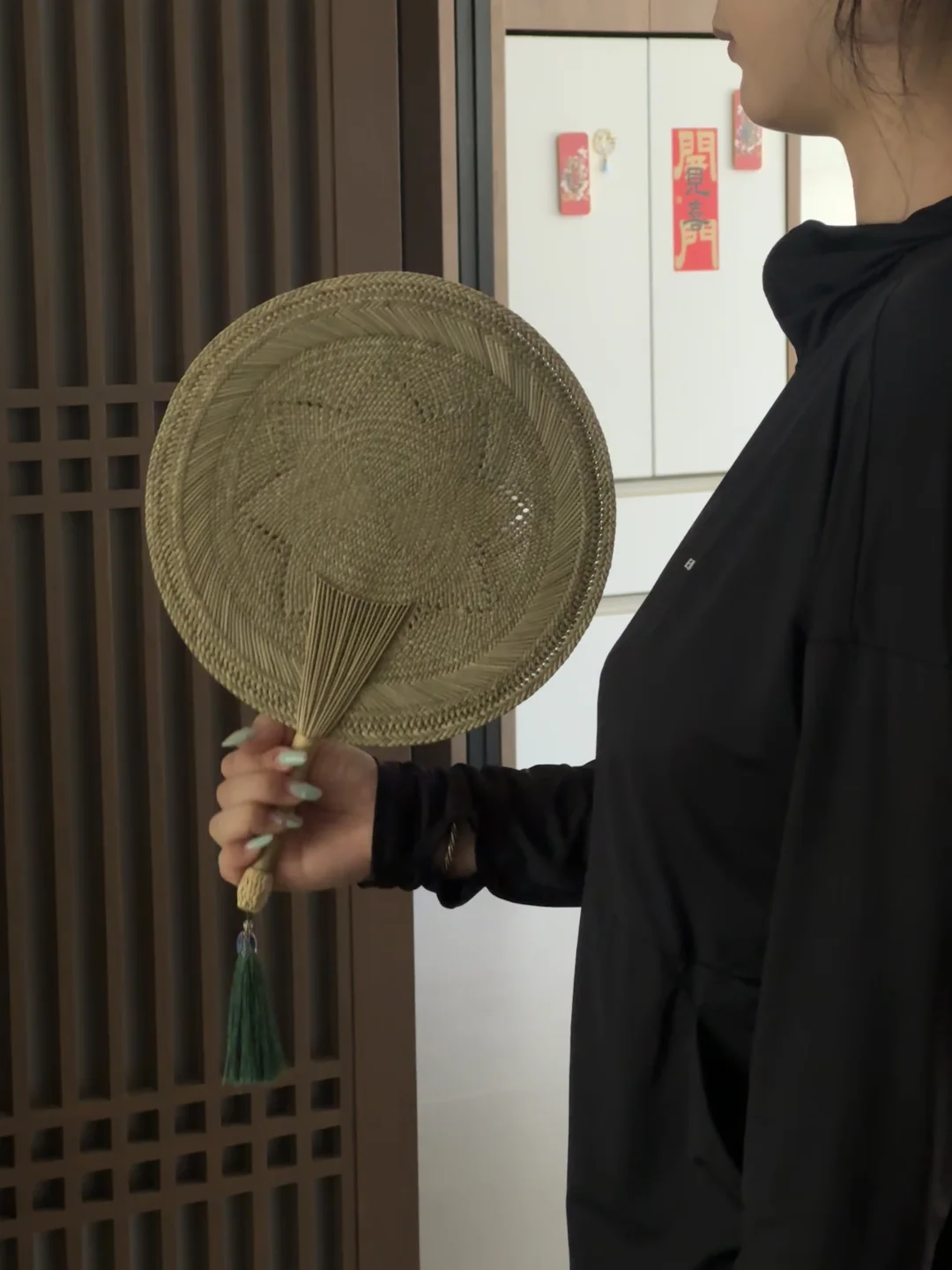第一次拿草编扇的人都会惊讶