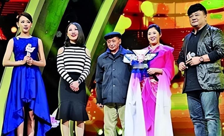 1990年，重庆一个36岁的光棍在雪夜里面捡到了一个孩子，含辛茹苦地将她拉扯长大