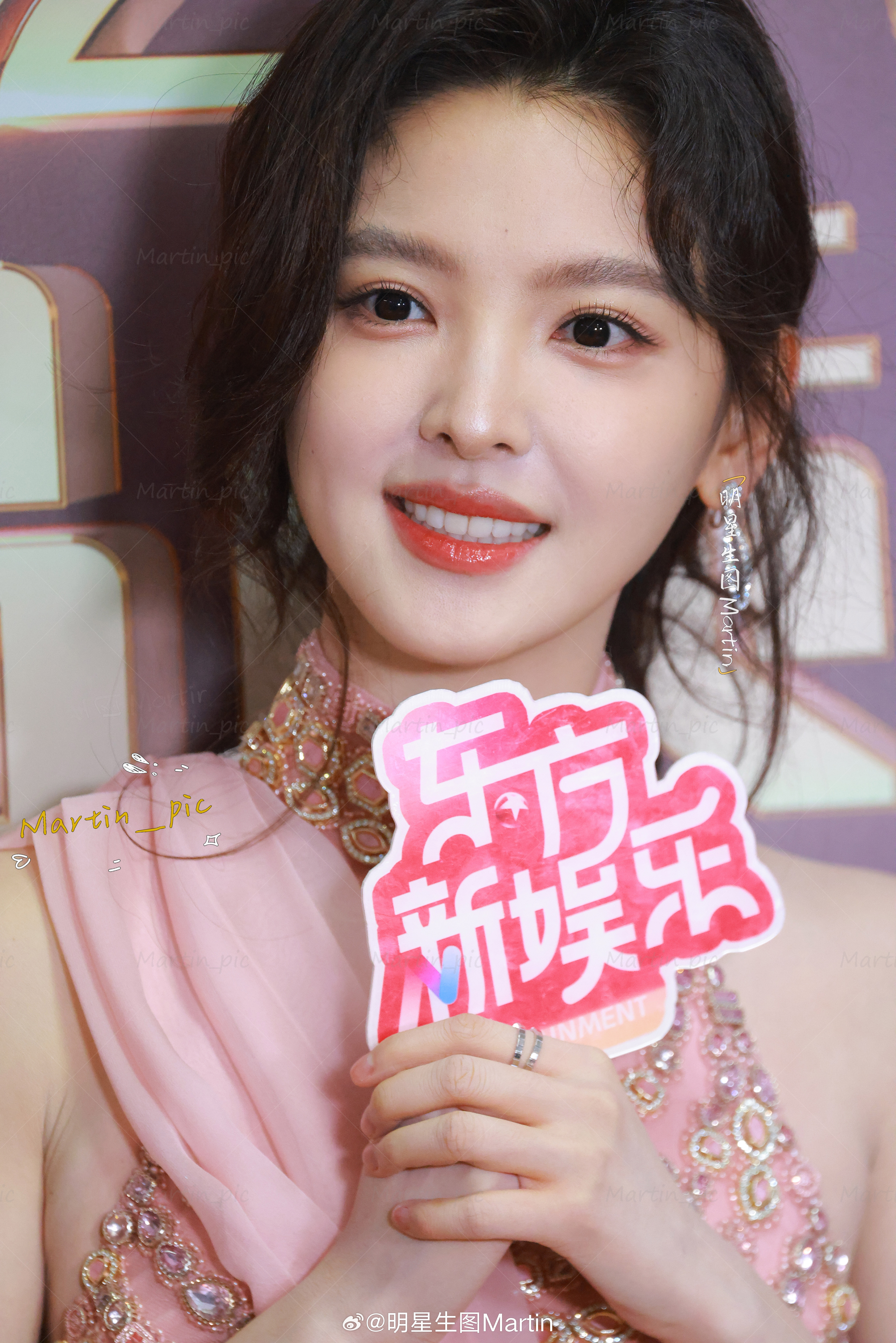 章若楠 章若楠电视剧品质盛典生图粉粉嫩嫩的水蜜桃章若楠品质盛典入场