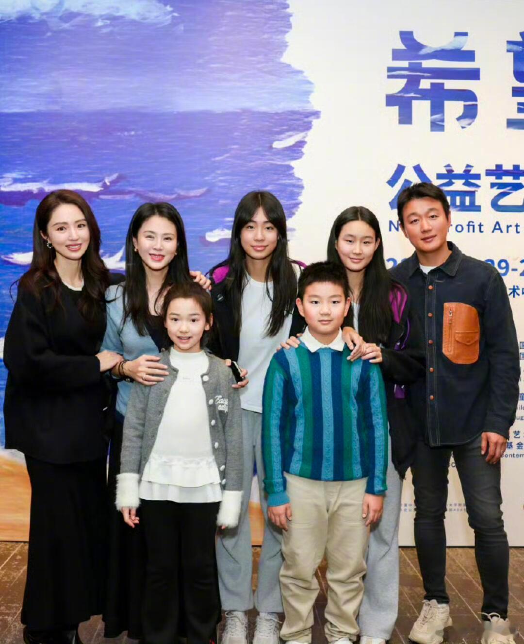 小酒窝和佟大为儿子一起做公益，董璇口中的娃娃亲男主