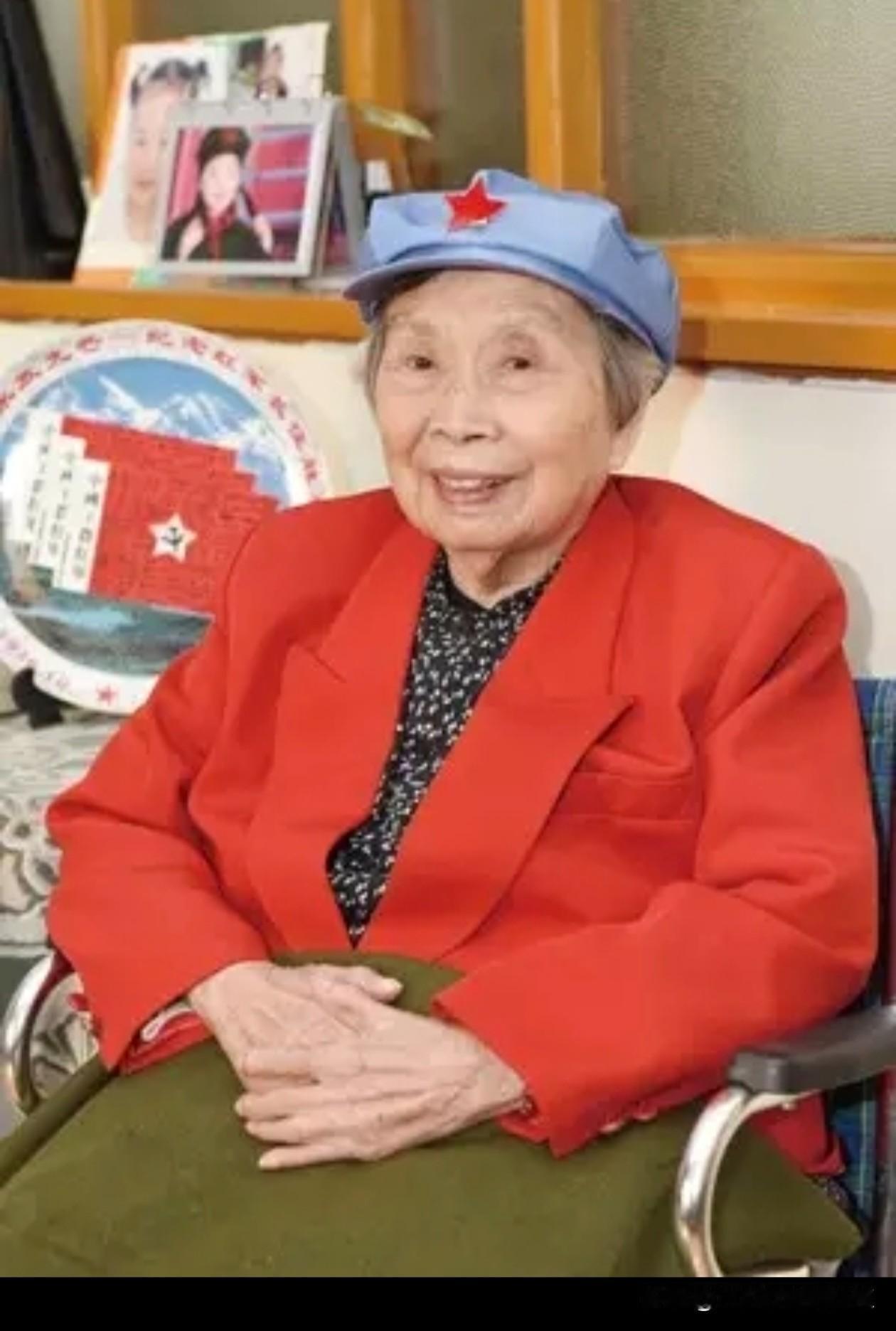 致敬老红军陈其同志！
陈其，女，1924年6月28日出生于四川巴中县，老红军、老