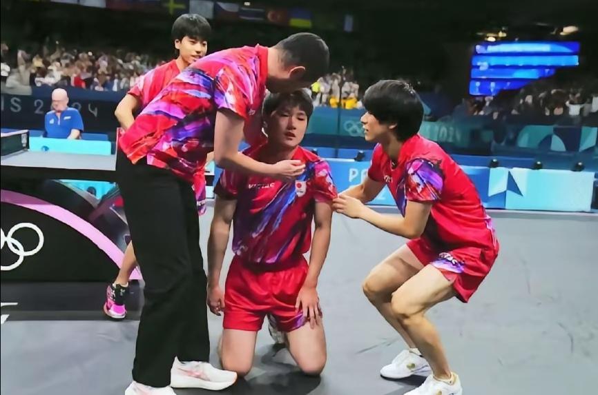 万万没想到，张本智和在法国的公开赛上，明明领先，却又被逆风翻盘，完全崩溃了。
