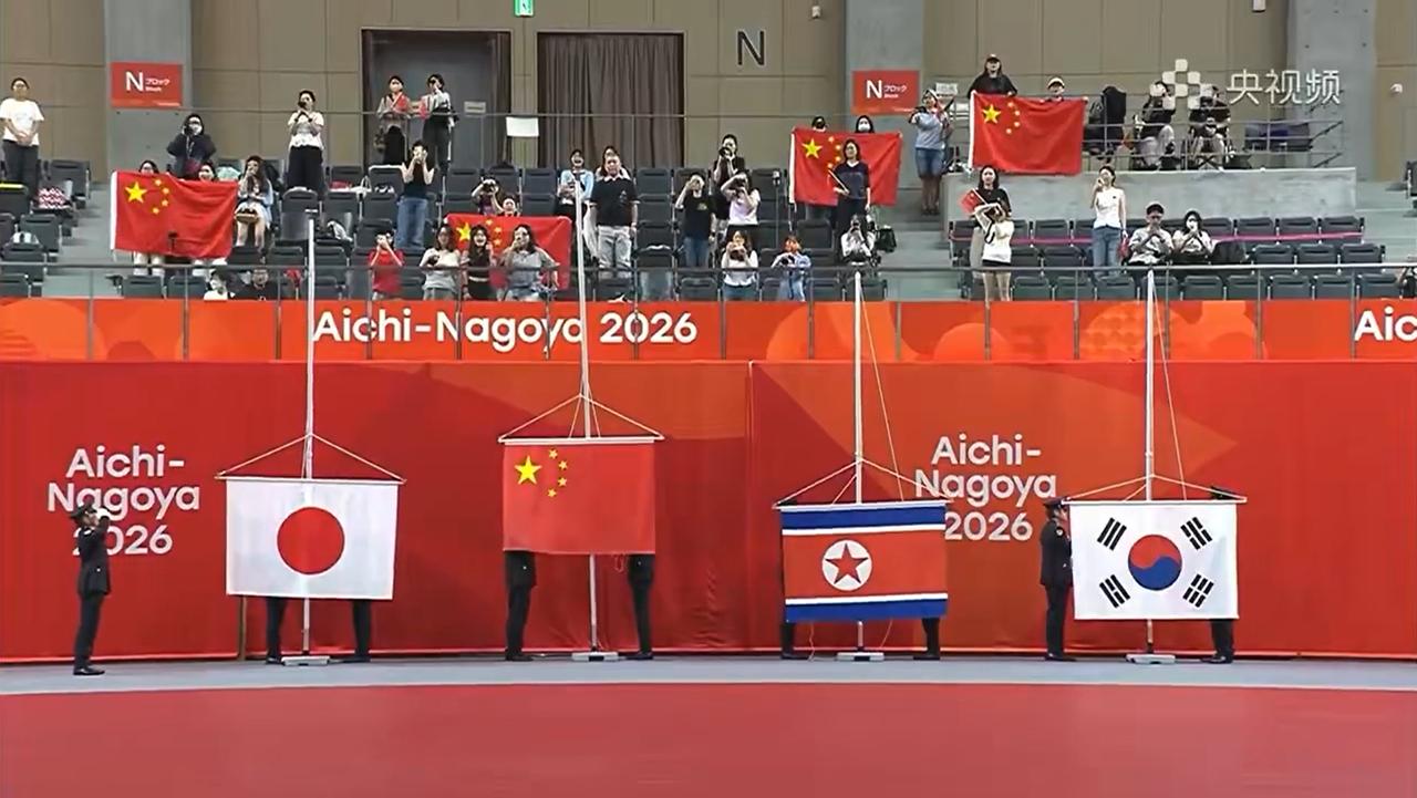亚运会赛场出现罕见一幕，一场比赛集齐中日朝韩四国国旗。

在9月24日，在结束的