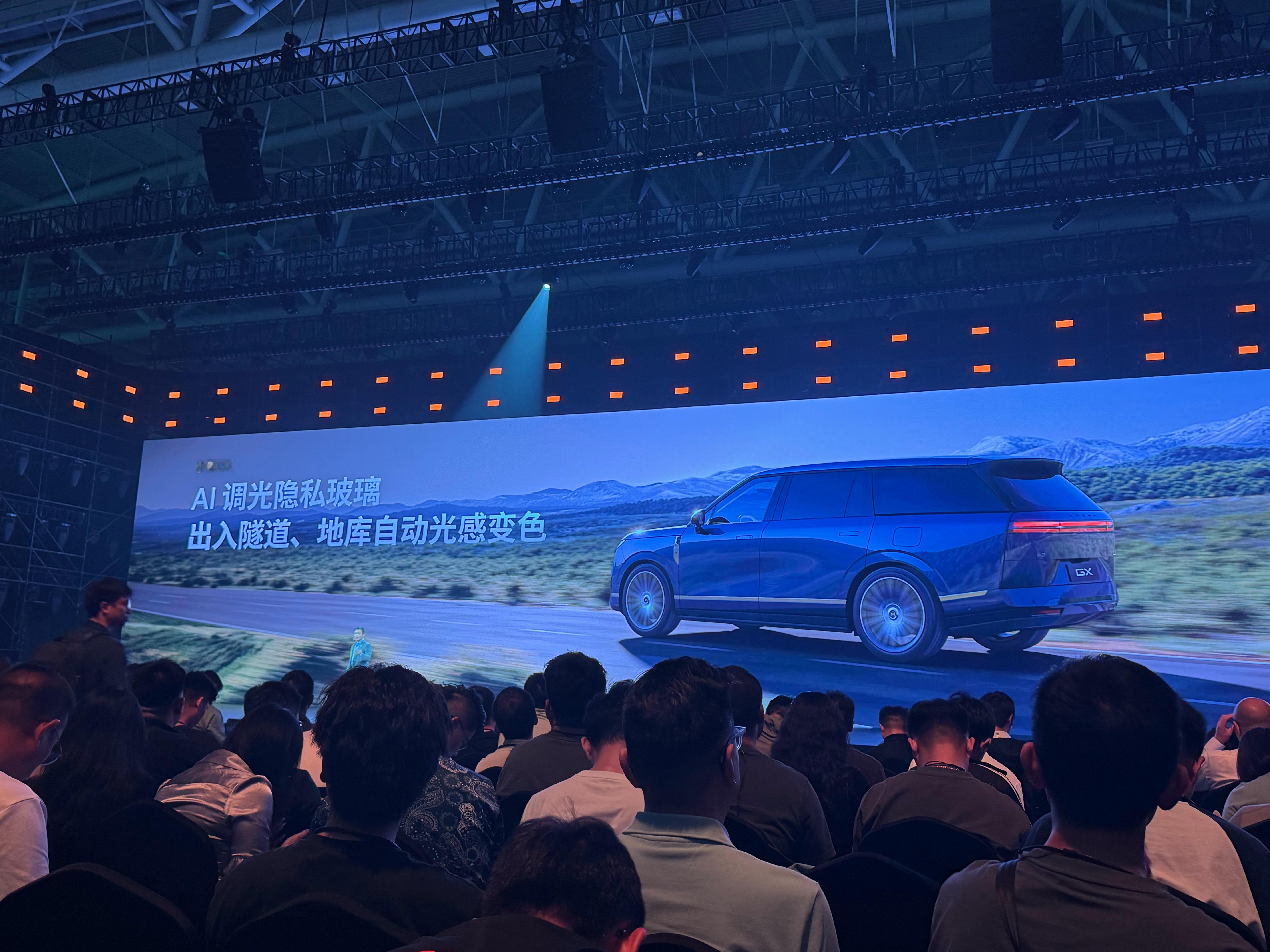 这个就很细节了。小鹏 GX 的 Ai 调光隐私玻璃出入隧道、地库可以自动感光变色