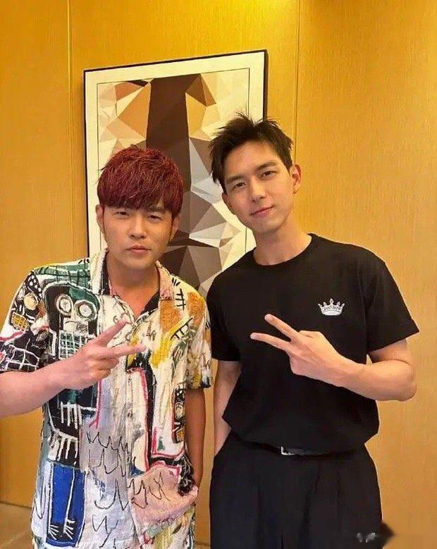 #李现 这次没有版权问题了#7月1日，李现手持爱心应援棒，现身周杰伦演唱会嘉年华