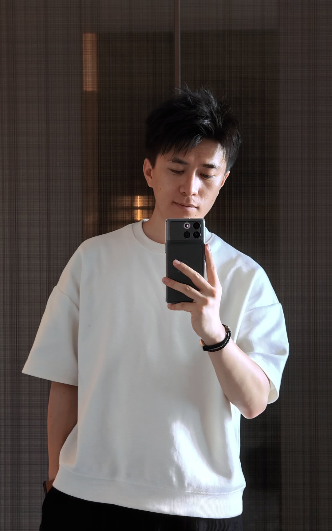 早上5点起床忙活到这会多少是有点疲惫[二哈]不过这次住的酒店挺好玩，各种老电影元