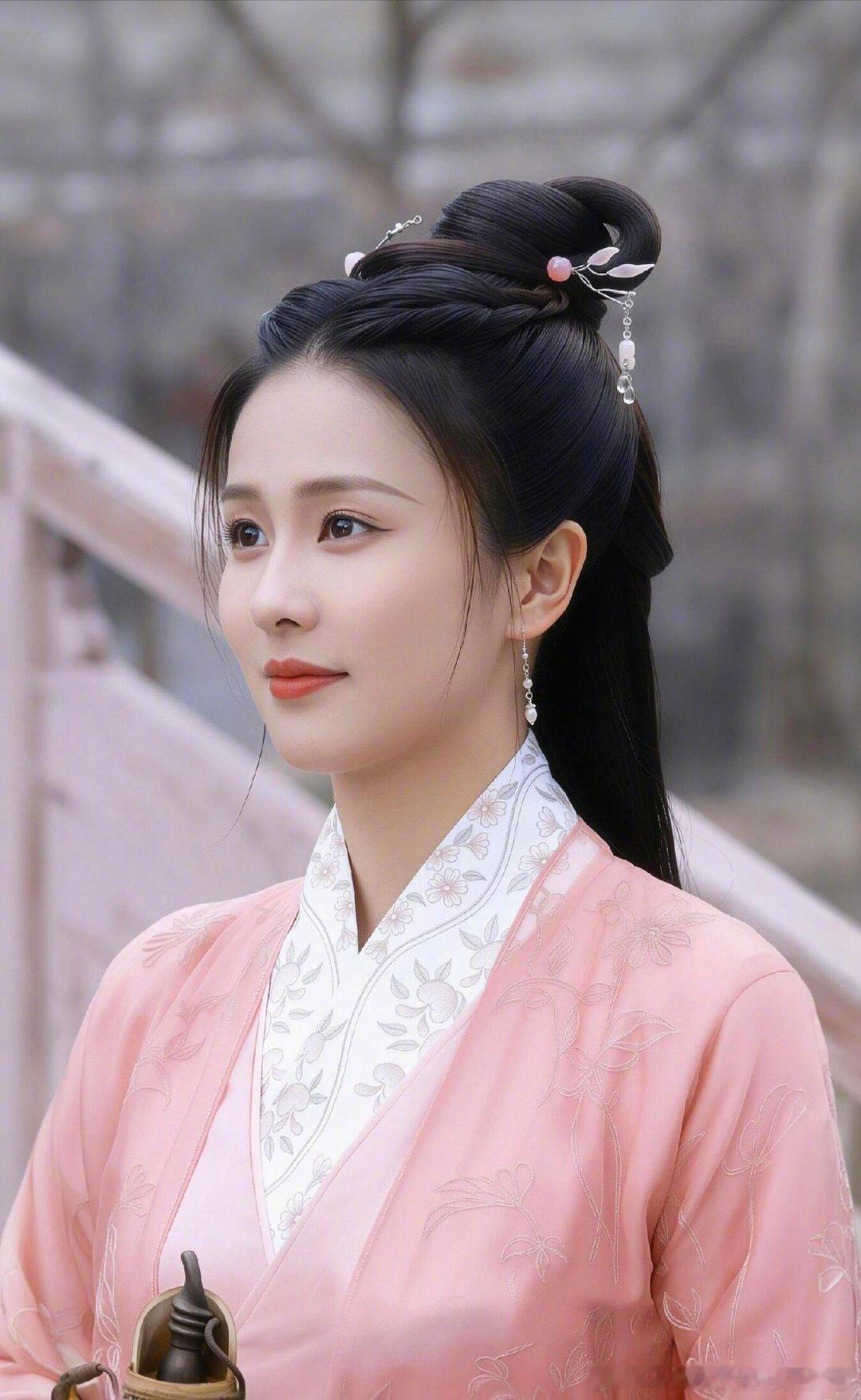 咪咕星鲜事林依轮复刻白鹿周生如故红衣造型时宜不愧是无数人心中的白月光！ 倾注了真