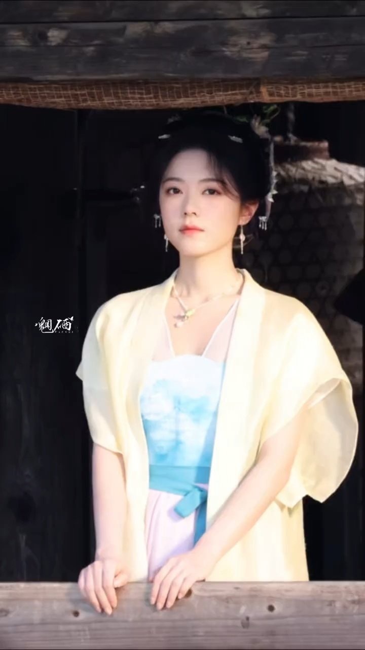 赵今麦黄衣叠穿路透赵今麦一念江南黄衣叠穿路透暖黄色调温柔治愈，叠穿款式简约大气，