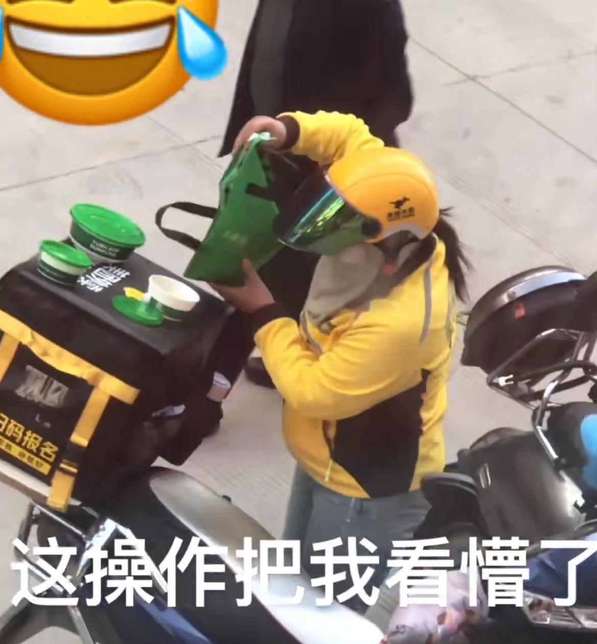 街头偶遇，外卖员正在二次加工外卖，看着这么恶心的操作，你还吃得下吗？看外包袋是一