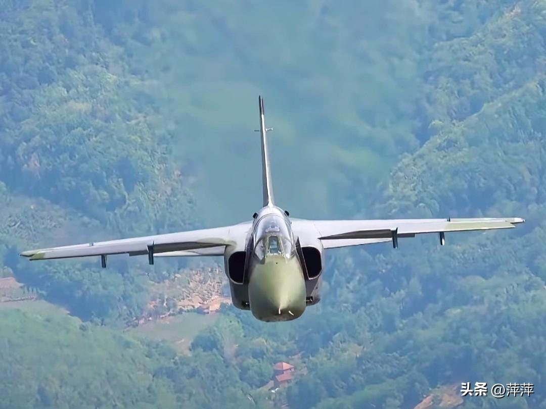 这架战机是南斯拉夫/塞尔维亚的J-22“鹰”式攻击机，由南斯拉夫索科公司联合罗马