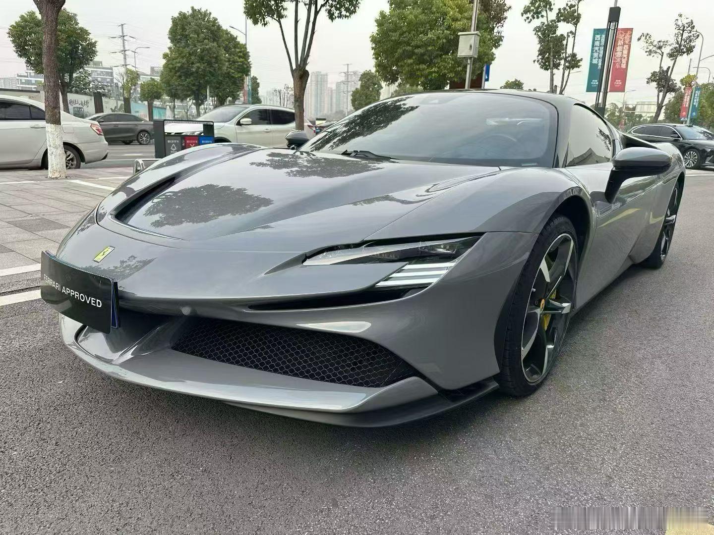 法拉利SF90 硬顶、特殊配色摩德纳黄，高定版配置 