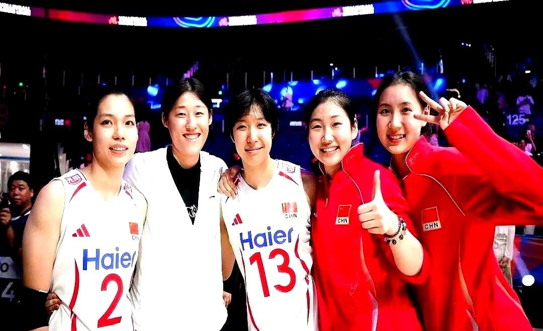 三个25比21，中国女排把塞尔维亚砸懵了。

开局0比3落后，全场都以为又要苦战