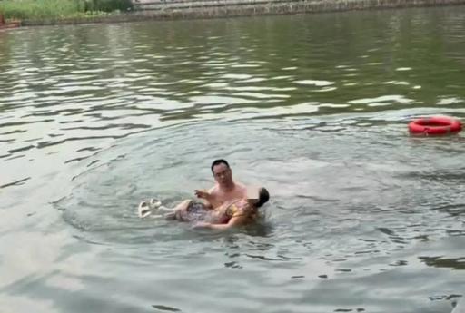 5月14日济南大明湖，一女子被救上岸后浑身湿透，反复念叨“不该救我”。此时，一个