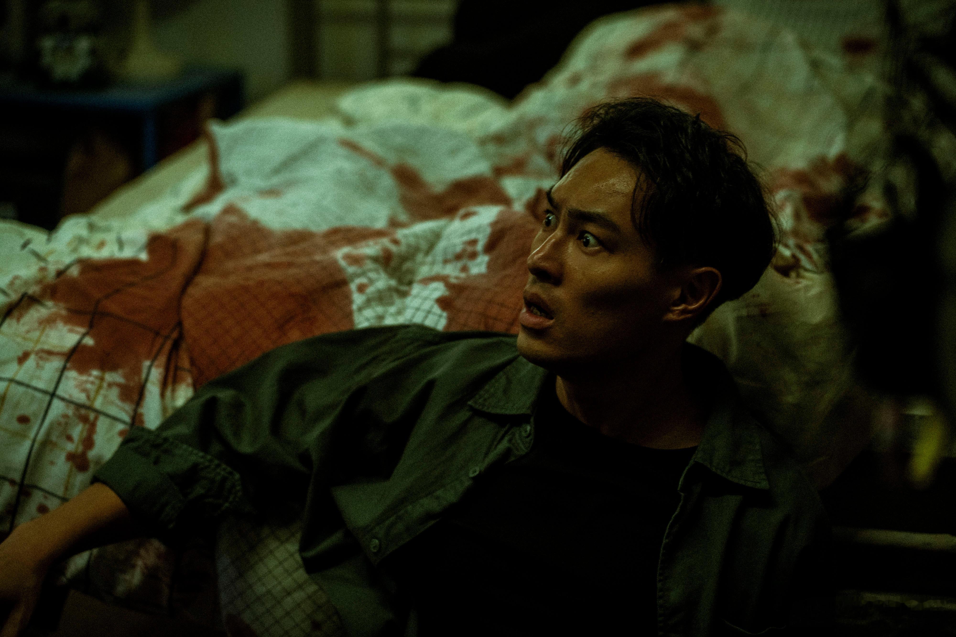 主演的恐怖片《泥娃娃》预告释出！当童谣响起，所有平静都是假象，他在片中的状态让人