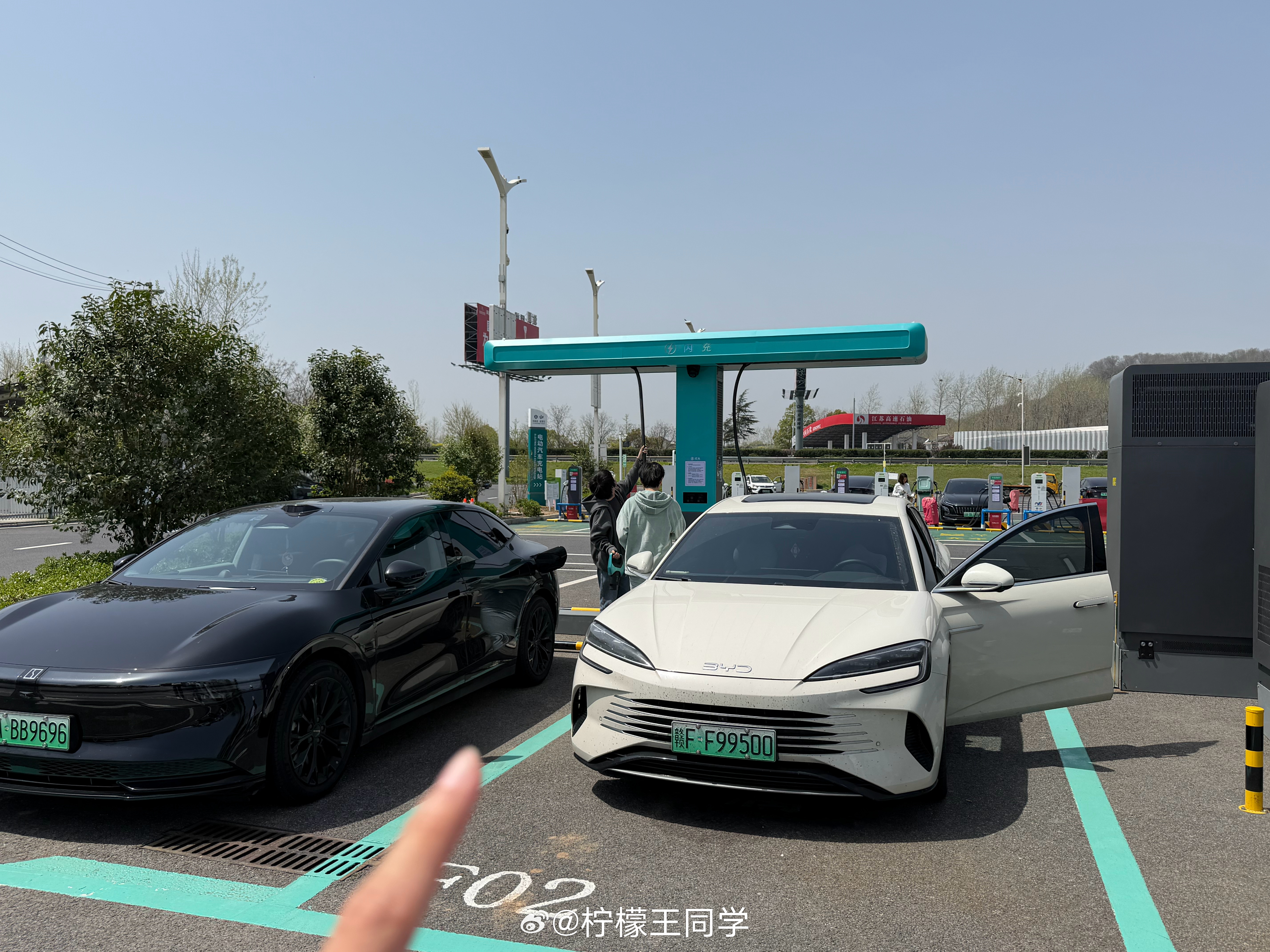 偶遇迪子的高速闪充桩，极氪车主也来蹭波电，看来大家对这玩意儿都挺新鲜🤙 