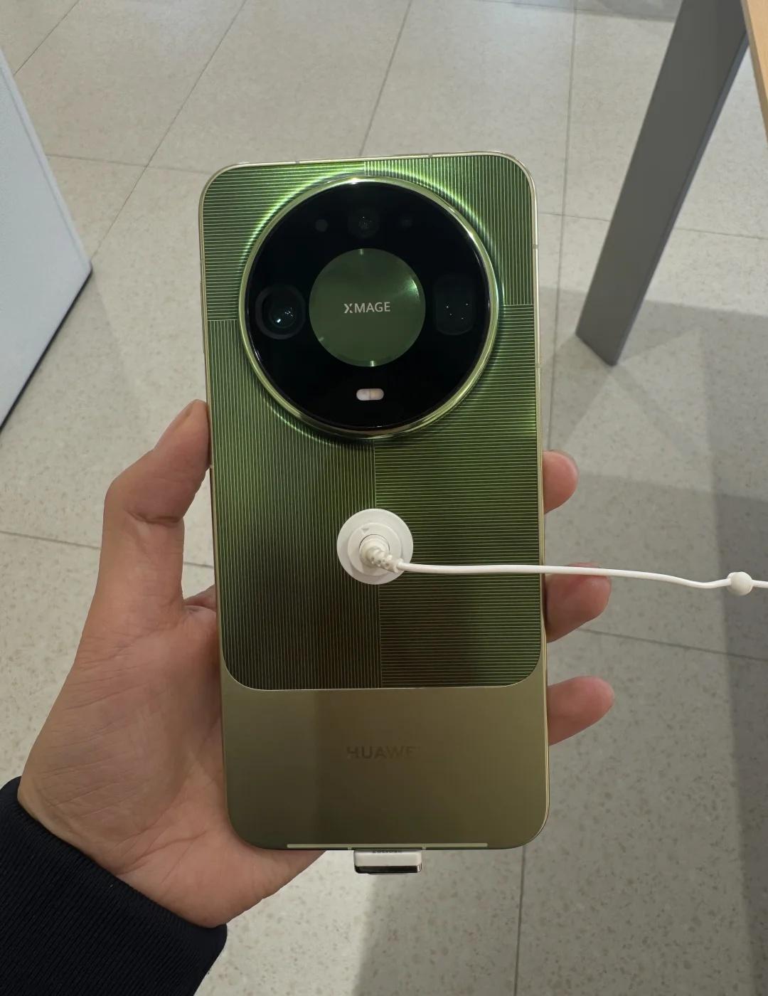 上看了很久，看到实机以后发现Mate90（比图片好看太多 / 实机更有质感 / 