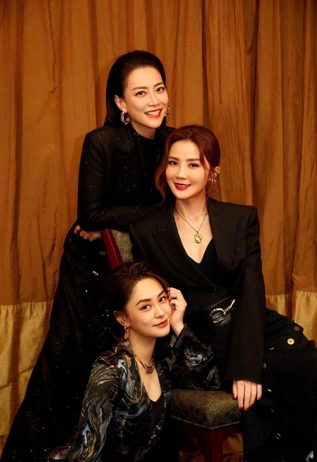 “老母满意”四个字，旁人看来是趣称，但对霍汶希和Twins而言，这大概是最准确的