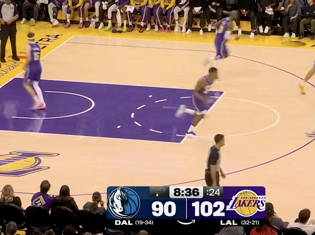 独行侠打出8-0高潮，只落后湖人12分！独行侠vs湖人