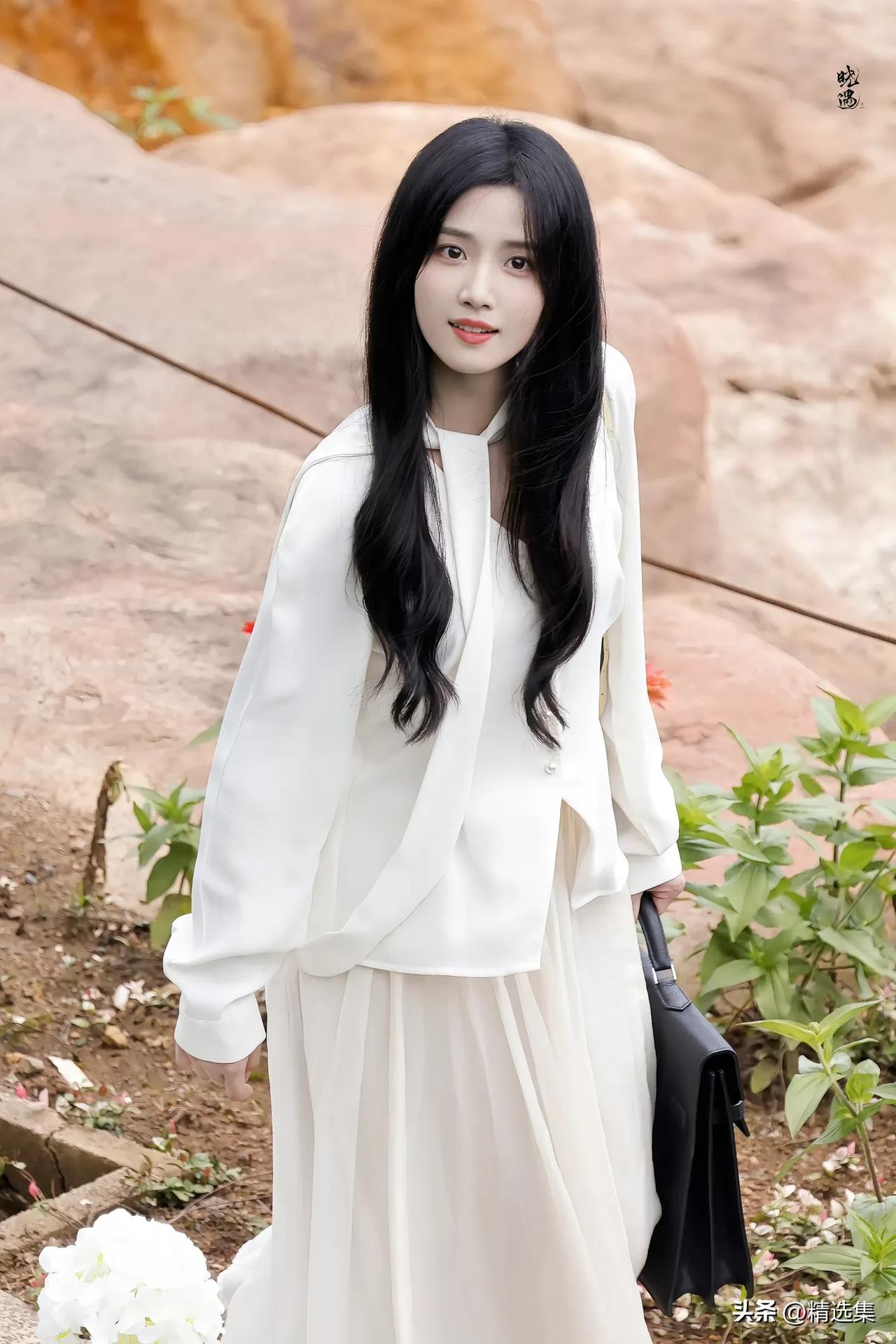 优雅白裙，漫步在花海中，尽显自然之美。