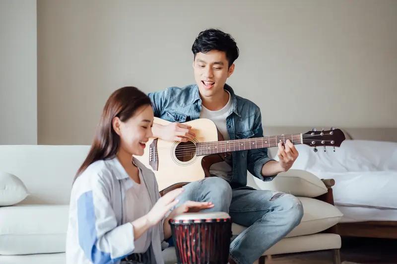 人一长大，唱歌真的就不一样了。以前唱得再好也觉得假，现在经历多了，一开口就有情绪