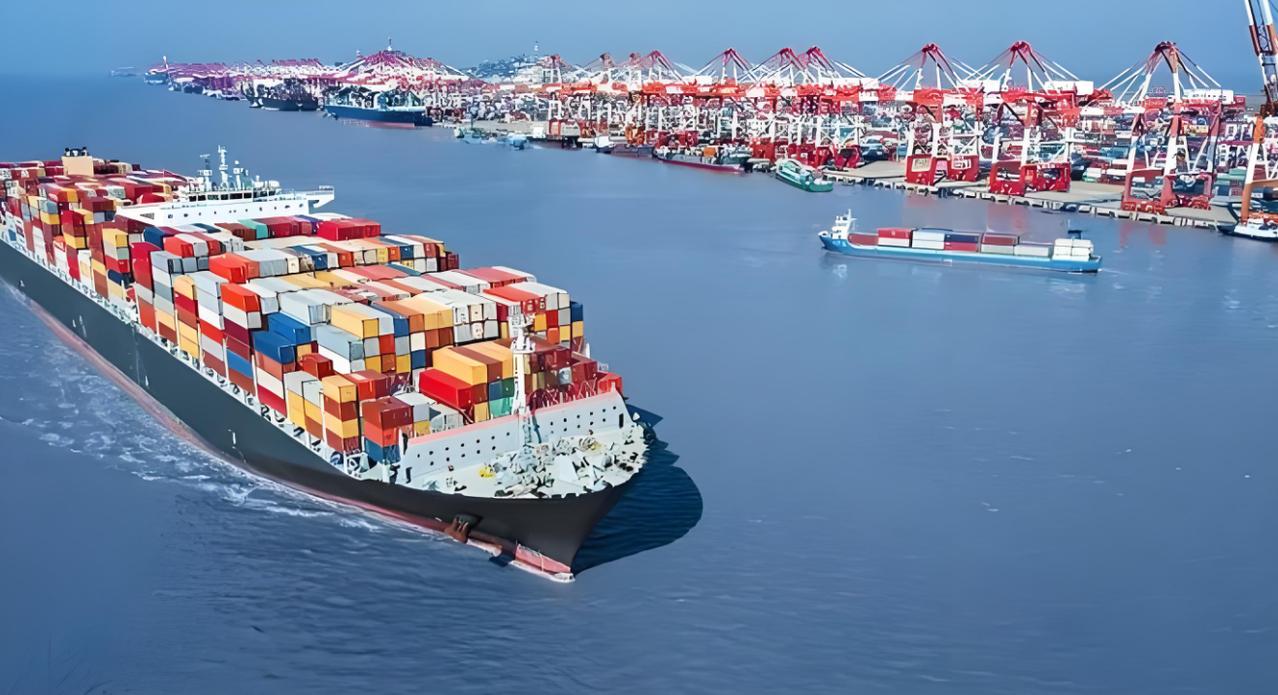 刚刚，中美航运战按下暂停键！美国认怂！
就在今天，我们正式宣布：从2025年11