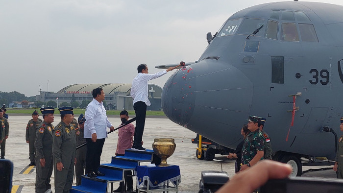普拉博沃在印尼空军的装备接收仪式上为“阵风”开光祈福的画面引得网友纷纷晒图，很多