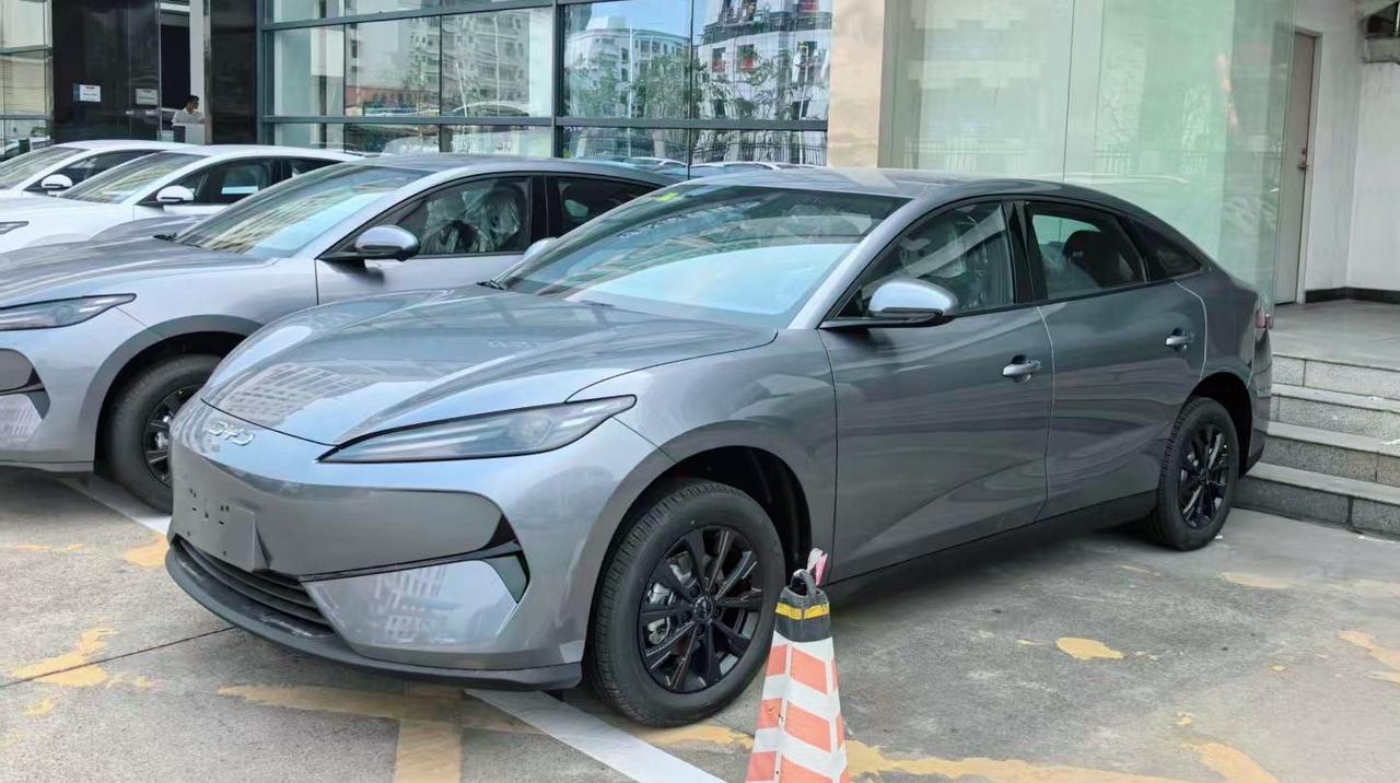 看到比亚迪全新子品牌领汇实车了，挺好看的，旁边配了闪充桩，「5分钟充好 9分钟充