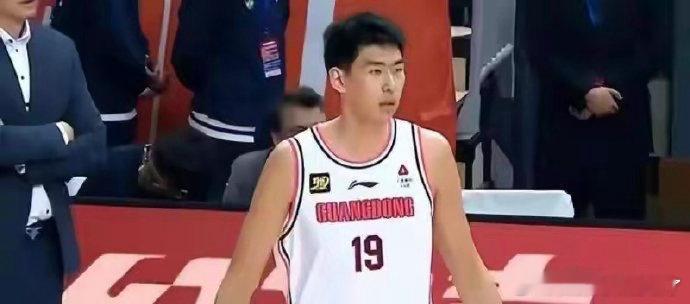 曝徐昕正运作出国打球 广东广州已就徐昕租借合同解除达成一致，双方均支持他出国。目