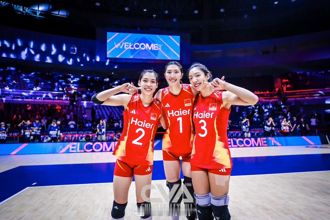 中国女排3比0伊拉克女排2026女排亚锦赛｜中国女排3‑0横扫伊拉克，赛后合影记