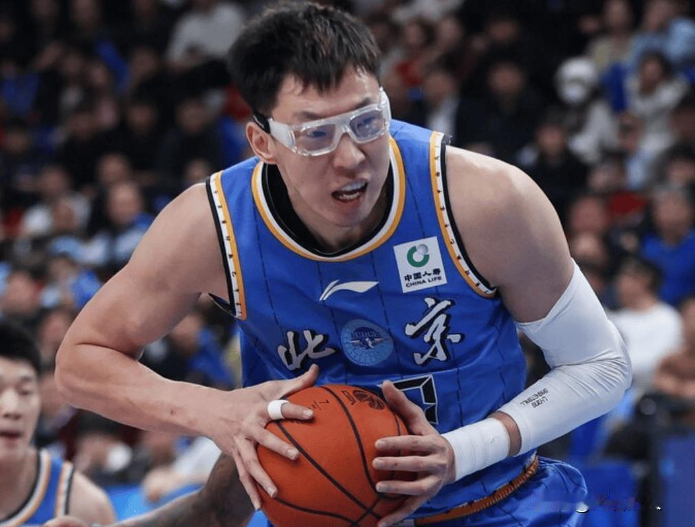 周琦关键时刻掉链子失误，被柏塞尔打爆，被隔扣很不爽



周琦面对山东，很明显被