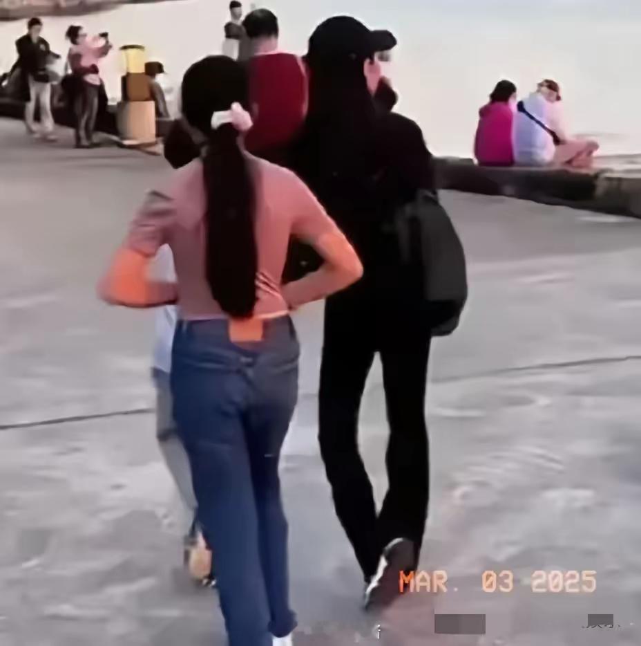 小玥儿被马小梅教得越来越漂亮了。小梅对玥儿可真好，像亲生女儿一样。她把孩子打扮得